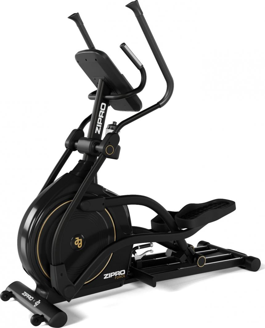 Orbitrek ellipsemaskin i sort med gulldetaljer, brede fotplater, store håndtak og innebygd display, sett fra siden.
