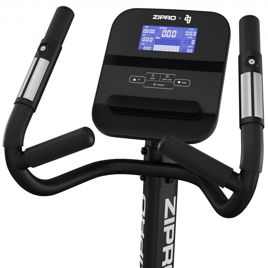 Spinningsykkel i svart sett forfra med styre, håndpulssensorer, knappestyrt display og robust ramme.