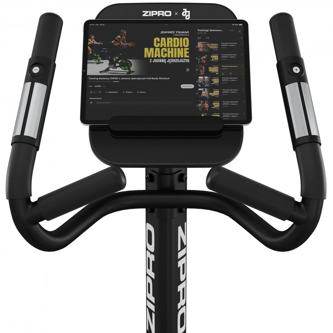 Treningssykkel med svarte håndtak, sølvfargede detaljer og skjerm på konsollen, ZIPRO-logo synlig foran.
