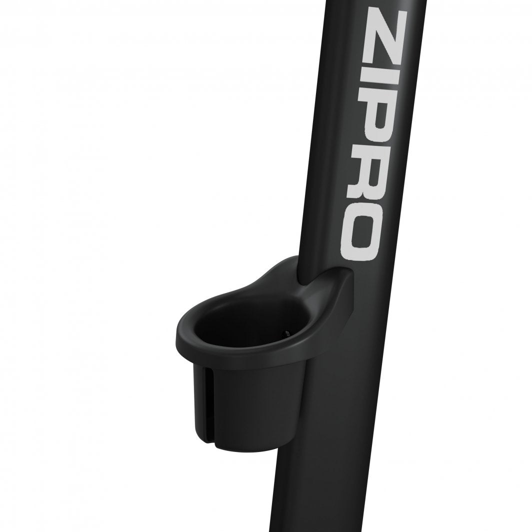 Spinningsykkel med sort plast flaskeholder festet til mørk metallramme med hvit "ZIPRO"-logo, nærbilde.