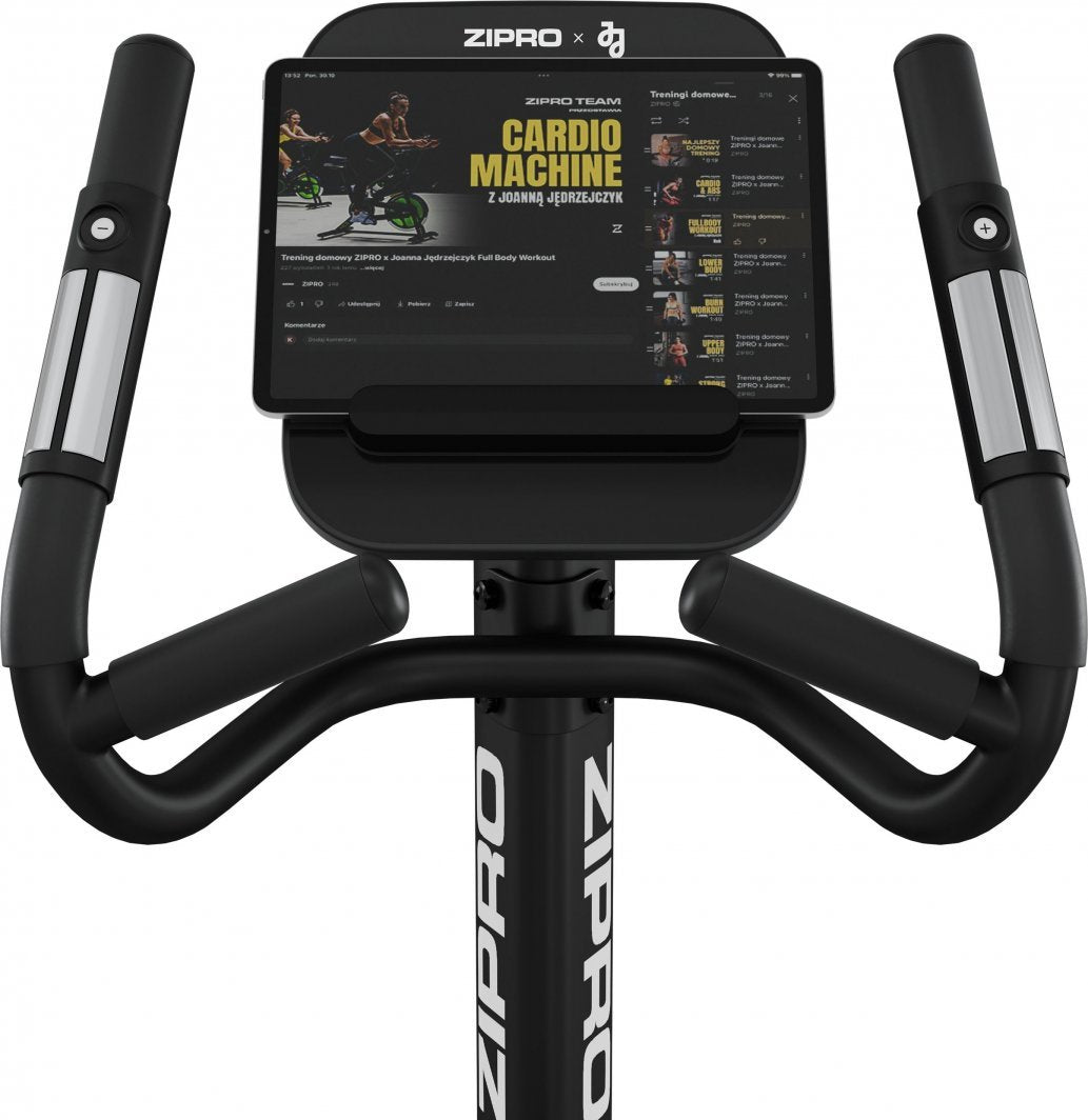 Treningssykkel med sorte håndtak, sølvfargede sensorer og skjerm, sett forfra med Zipro-logoen synlig.