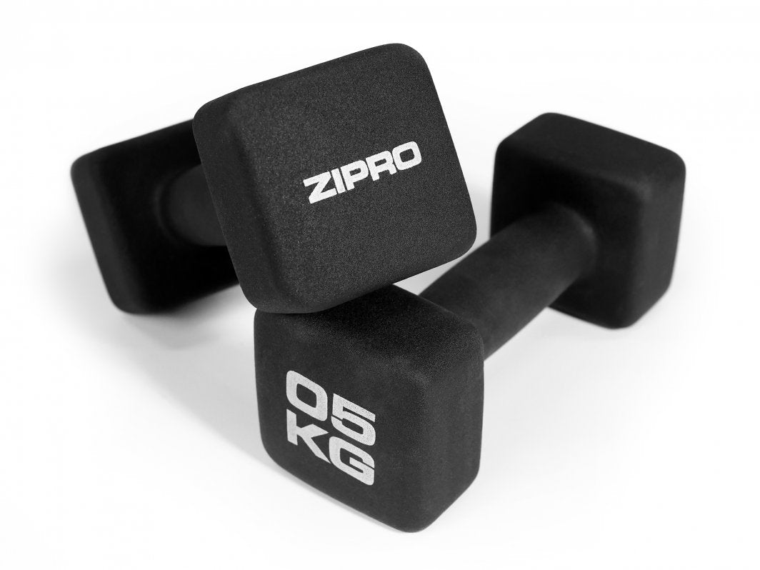 Hantler i sort neopren med firkantede ender, hvit tekst ZIPRO og 05 KG, fotografert i skrå vinkel.