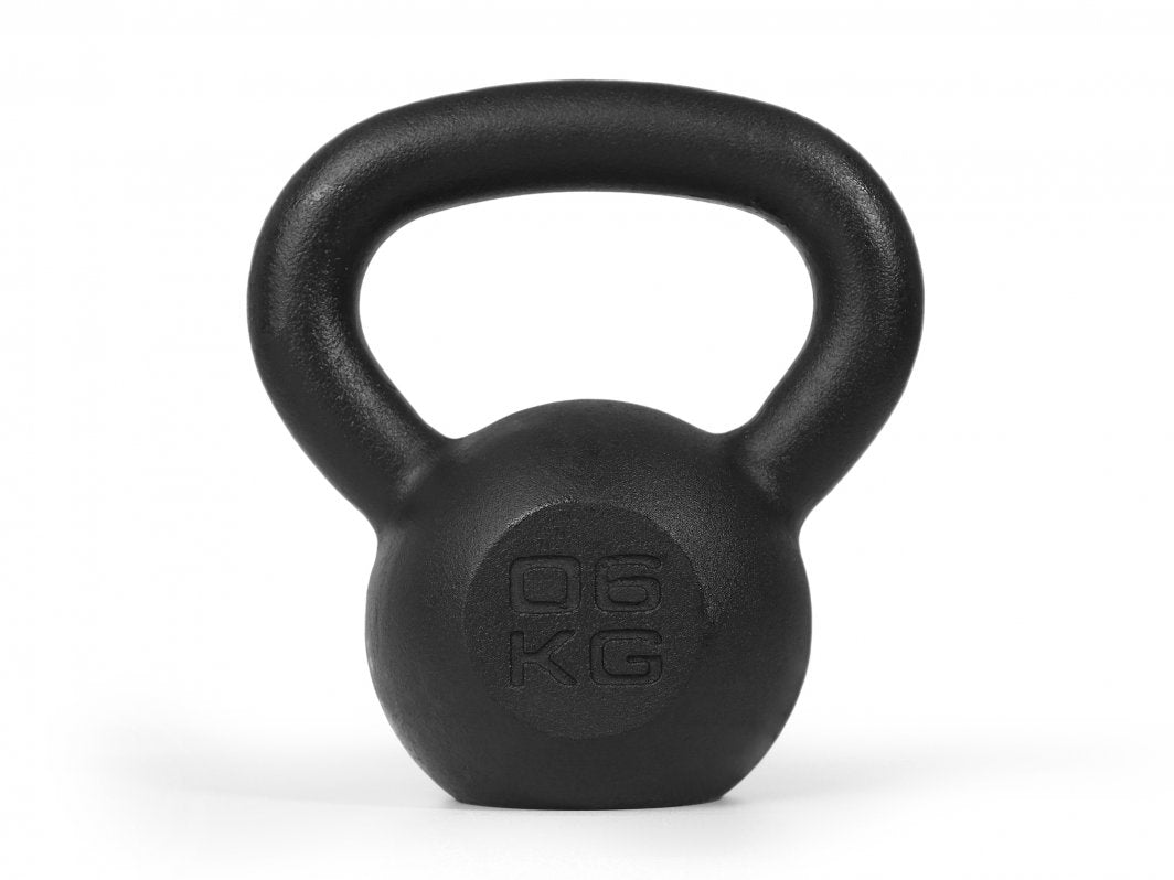 Kettlebell i sort støpejern, sett forfra med avrundet form, matt overflate og inngravert vekt foran.
