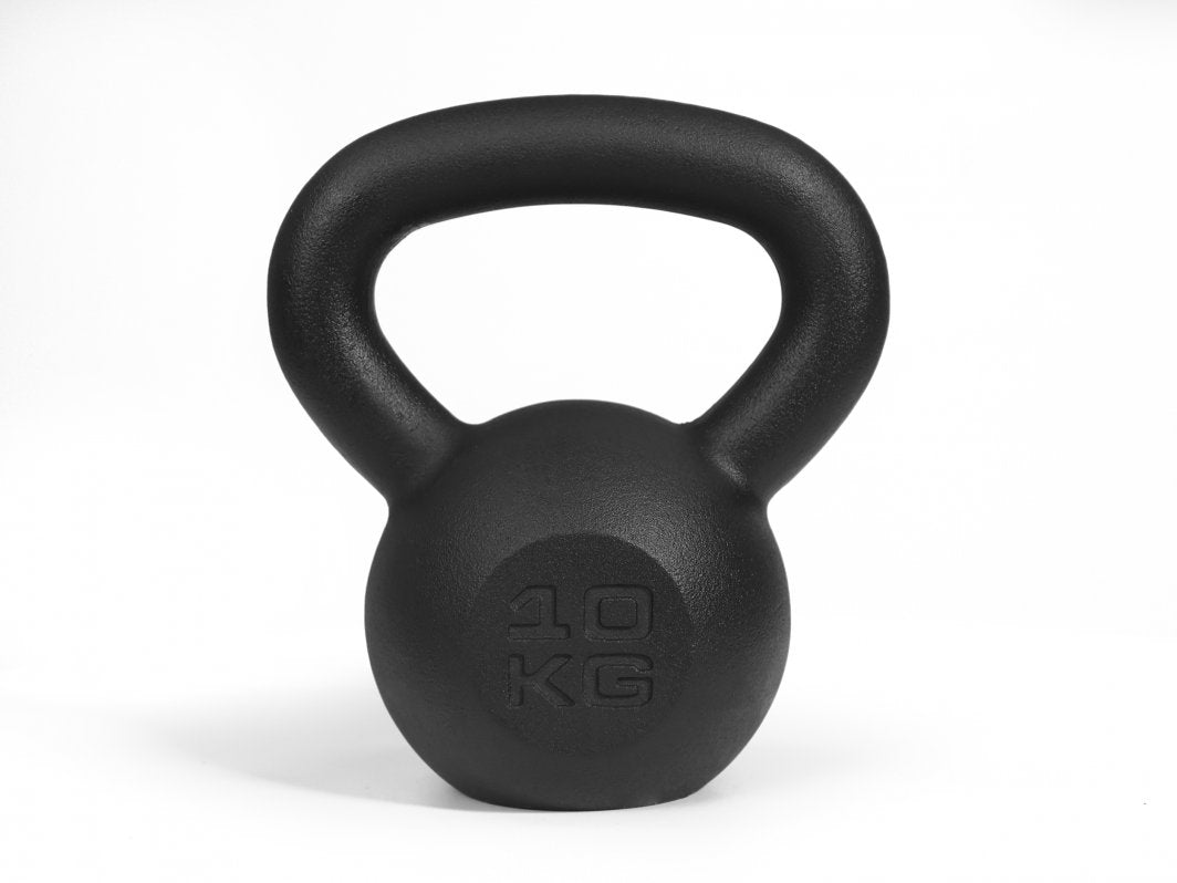 Kettlebell i sort matt støpejern sett forfra, med 10 kg preget tydelig på fremsiden.