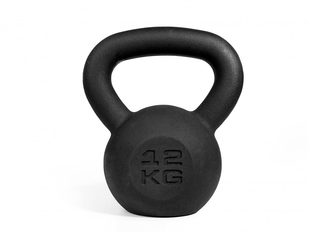 Kettlebell i sort støpejern med bredt håndtak, 12 kg vekt preget foran og matt overflate, sett forfra.