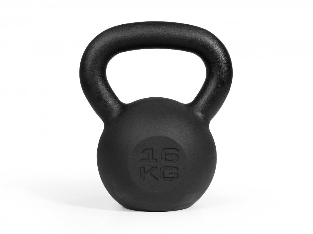 Kettlebell i sort støpejern med tydelig "16 KG" preget foran, sett rett forfra mot hvit bakgrunn.