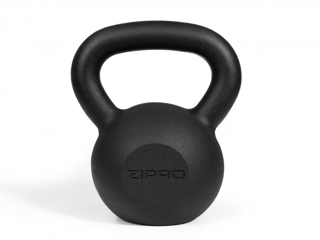 Kettlebells i sort støpejern med matt overflate, gravert logo og bredt, ergonomisk håndtak, sett forfra.