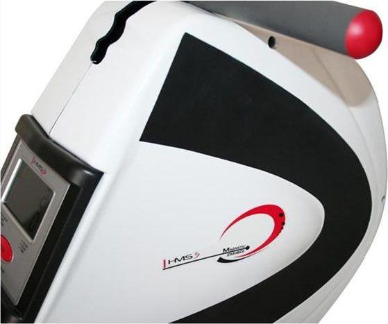 Romaskin Trening detaljbilde viser hvit og svart romaskin med røde detaljer, håndtak og digitalt display fra siden.