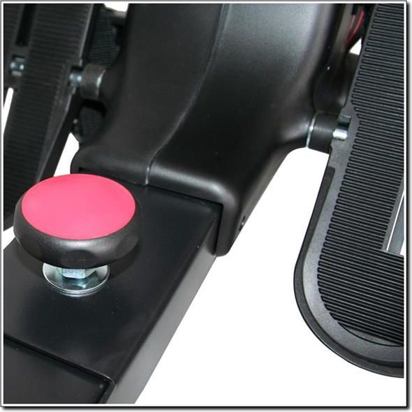 Romaskin med detalj av rød justeringsknapp, sort metallramme og ribbet fotplate synlig til høyre.