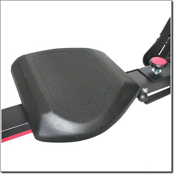 Romaskin med sort, strukturert plastsete på skinne, vist i nærbilde fra skrå vinkel.