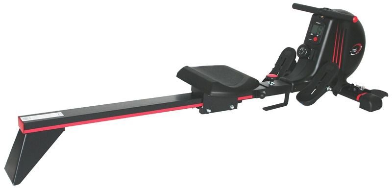 Romaskin i sort med røde detaljer, sete på skinne, fotplater, håndtak og LCD-skjerm sett fra skrå vinkel.