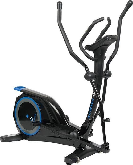 Crosstrainer i sort med blå detaljer, store håndtak, display, fotplater og markert svinghjul, sett fra skrå vinkel.