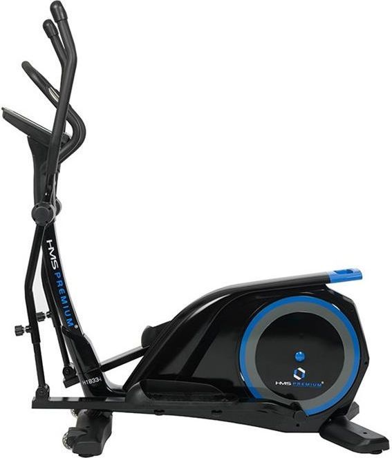 Crosstrainer i sort og blått med synlige håndtak, pedaler og blått svinghjul, avbildet fra siden.