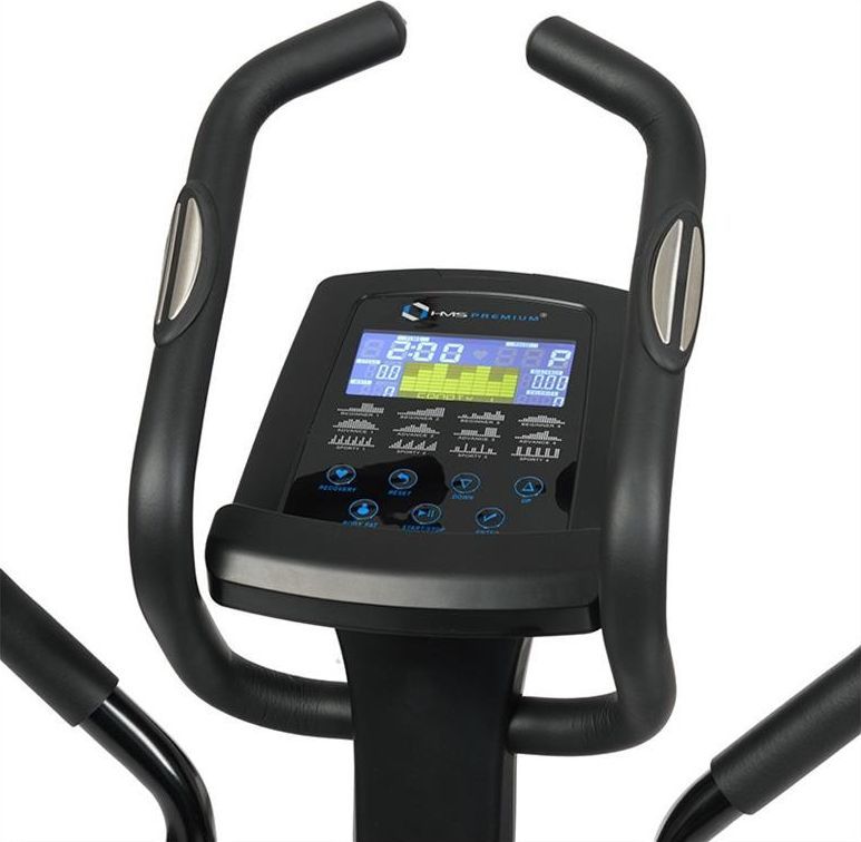 Orbitrek med digitalt display, pulssensorer på håndtakene og svart ramme, nærbilde av kontrollpanel og styre.