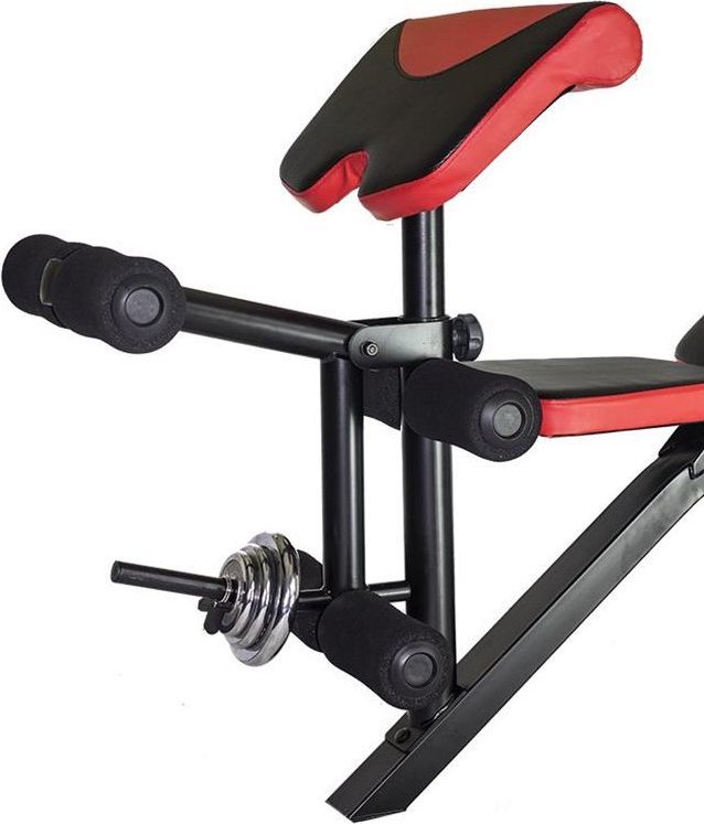 Multifunksjonell Treningsbenk i svart og rødt kunstskinn med polstrede puter og vektstang med vektskiver fra siden.