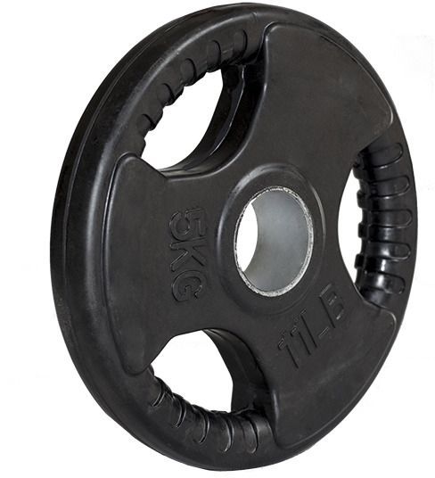 Vektplate på 5 kg i sort metall med gummibelegg, tre gripehull og tydelig "5KG" preget på siden.