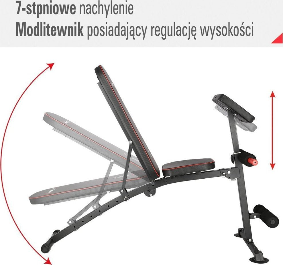 Multifunksjonell Treningsbenk i svart med røde detaljer, justerbar ryggstøtte og armpute, sett fra siden.