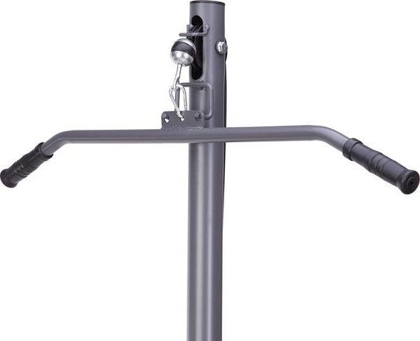 Multifunksjonell Treningsbenk i grått metall med sorte håndtak, tverrstang, kjetting og festeanordning sett forfra.