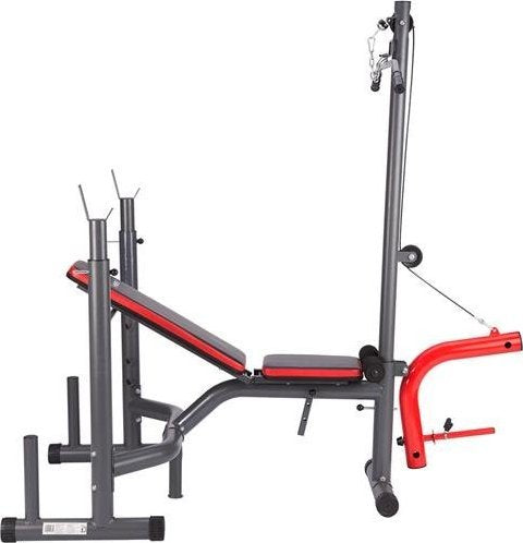 Treningsbenk med justerbar ryggstøtte i svart og rødt, stålkonstruksjon, stativ for vektskiver og kabelsystem.