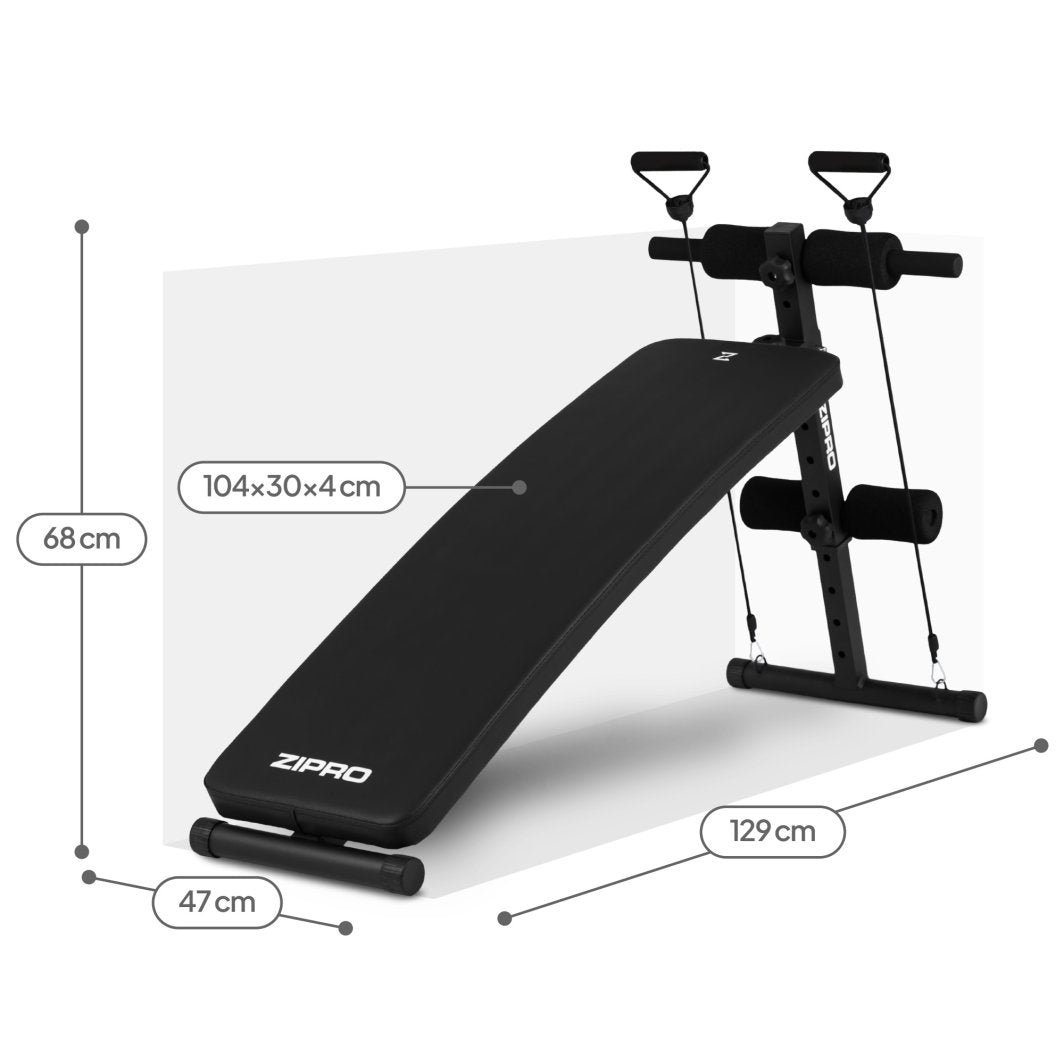 Treningsbenk Justerbar i svart med polstret ryggstøtte, håndtak og strikker, vist fra skrå vinkel med mål.