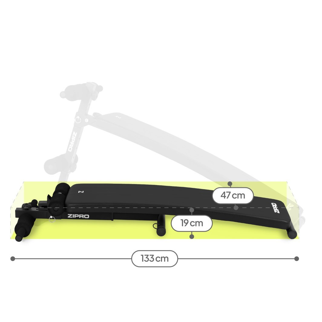 Treningsbenk sammenleggbar i svart, polstret materiale, vist fra siden, måler 133x47x19 cm sammenlagt.