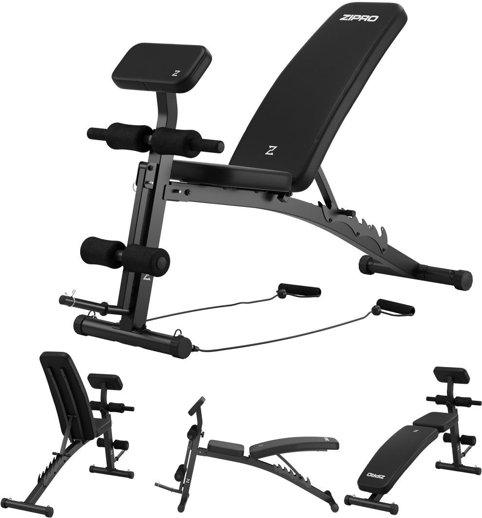 Treningsbenk i svart og grått metall med justerbar rygg, polstrede puter og treningsstrikker, sett fra flere vinkler.