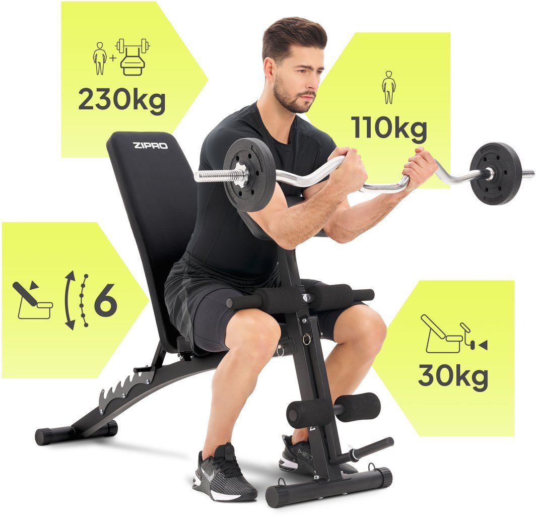 Multifunksjonell Treningsbenk i sort med justerbar rygg, mann trener med curlstang, synlige vekt-tall.