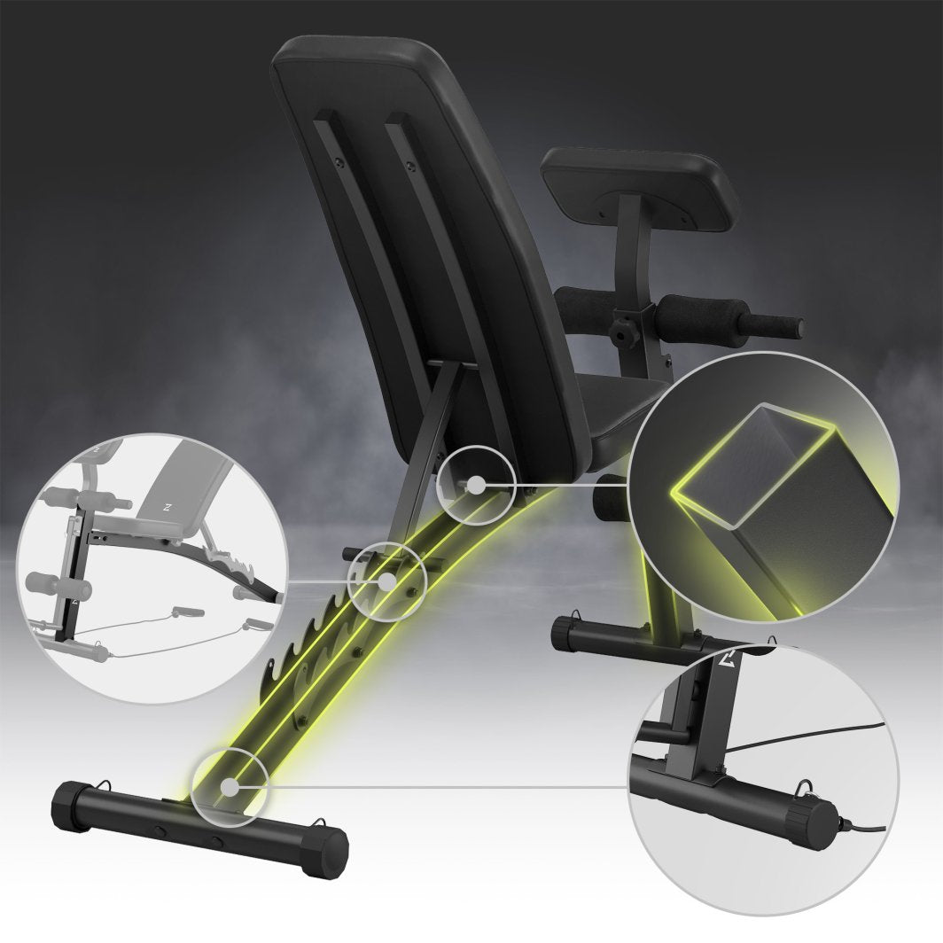 Treningsbenk med benpress, justerbar rygg og 4 cm polstring, sett skrått bakfra med gule markeringer.