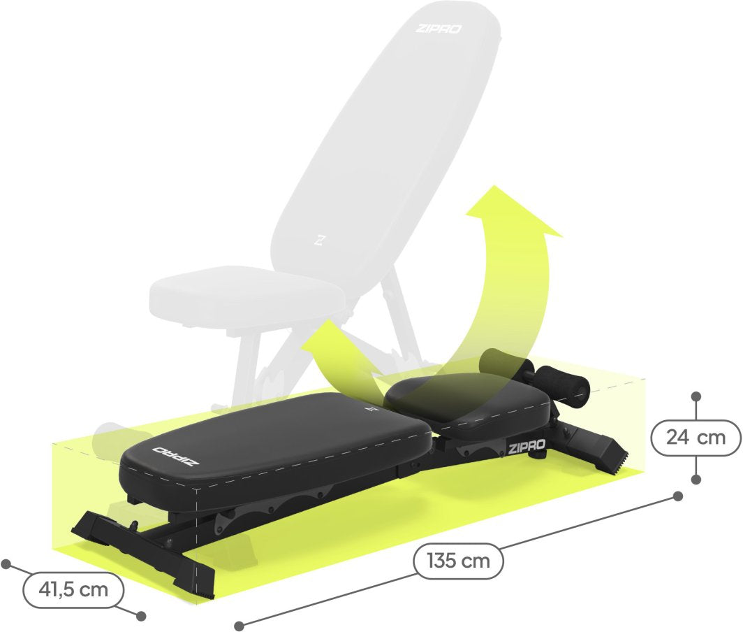 Treningsbenk sammenleggbar i svart med polstret sete og rygg, vist fra siden med mål 135x41,5x24 cm.