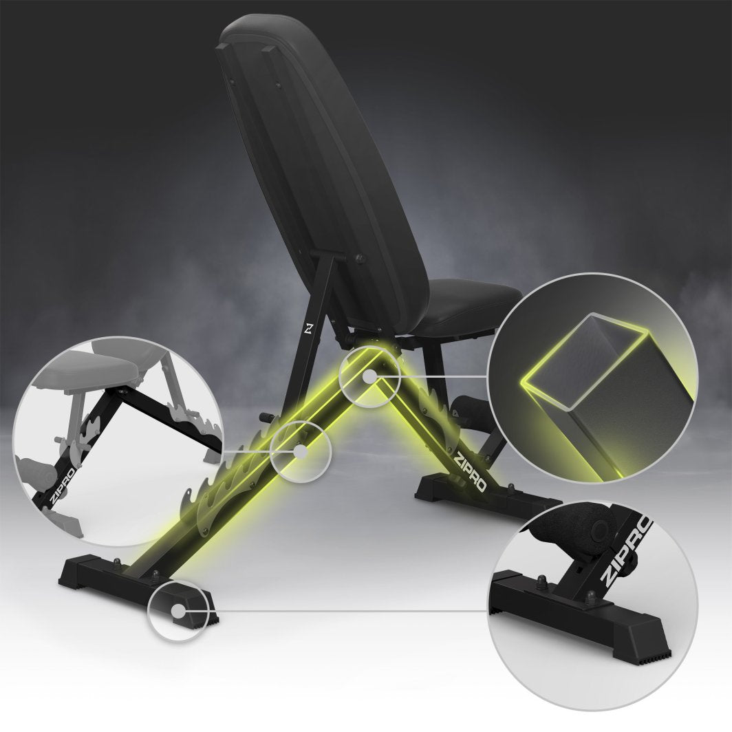 Treningsbenk i svart metall med polstring, sett fra siden, viser forsterkede rammer og justeringsmekanisme.