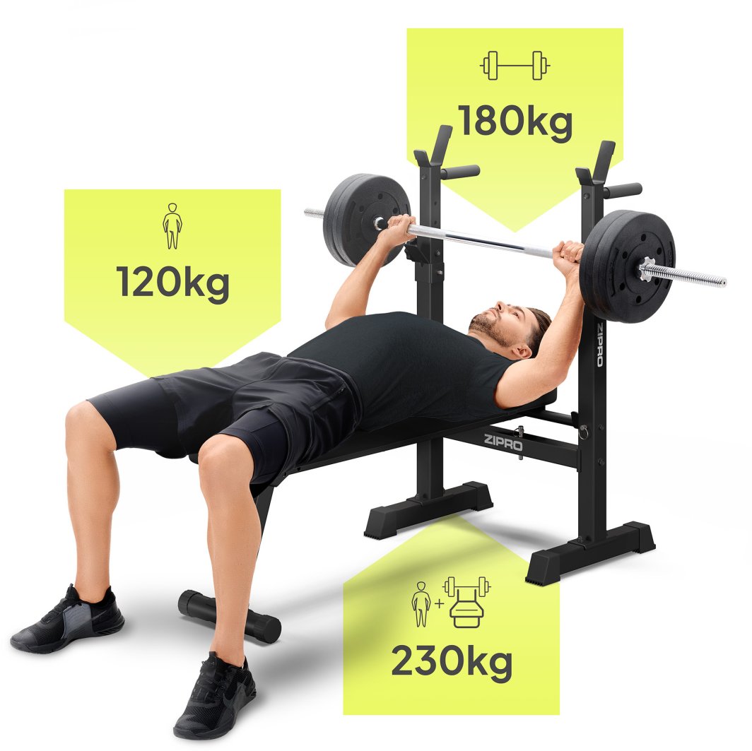 Treningsbenk Sammenleggbar i svart metall med manualstativ, person løfter vektstang, belastningskapasitet vises.