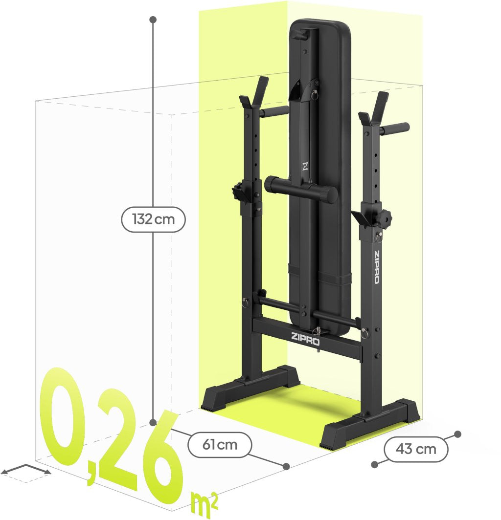 Treningsbenk sammenleggbar i sort metall og polstring, stående for oppbevaring med mål 132x61x43 cm.