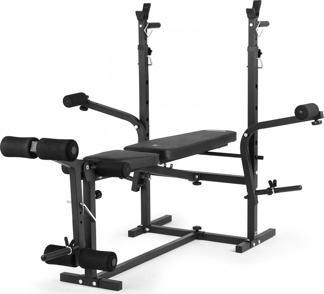 Benkpress Benk med stativ, modlitebenk og bein- samt butterflypresse, vist fra siden på hvit bakgrunn.