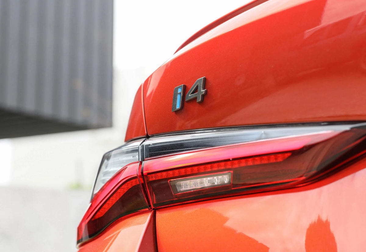 Svart blankt emblem/logo til BMW I4 (G26) Black Edition for bakluke