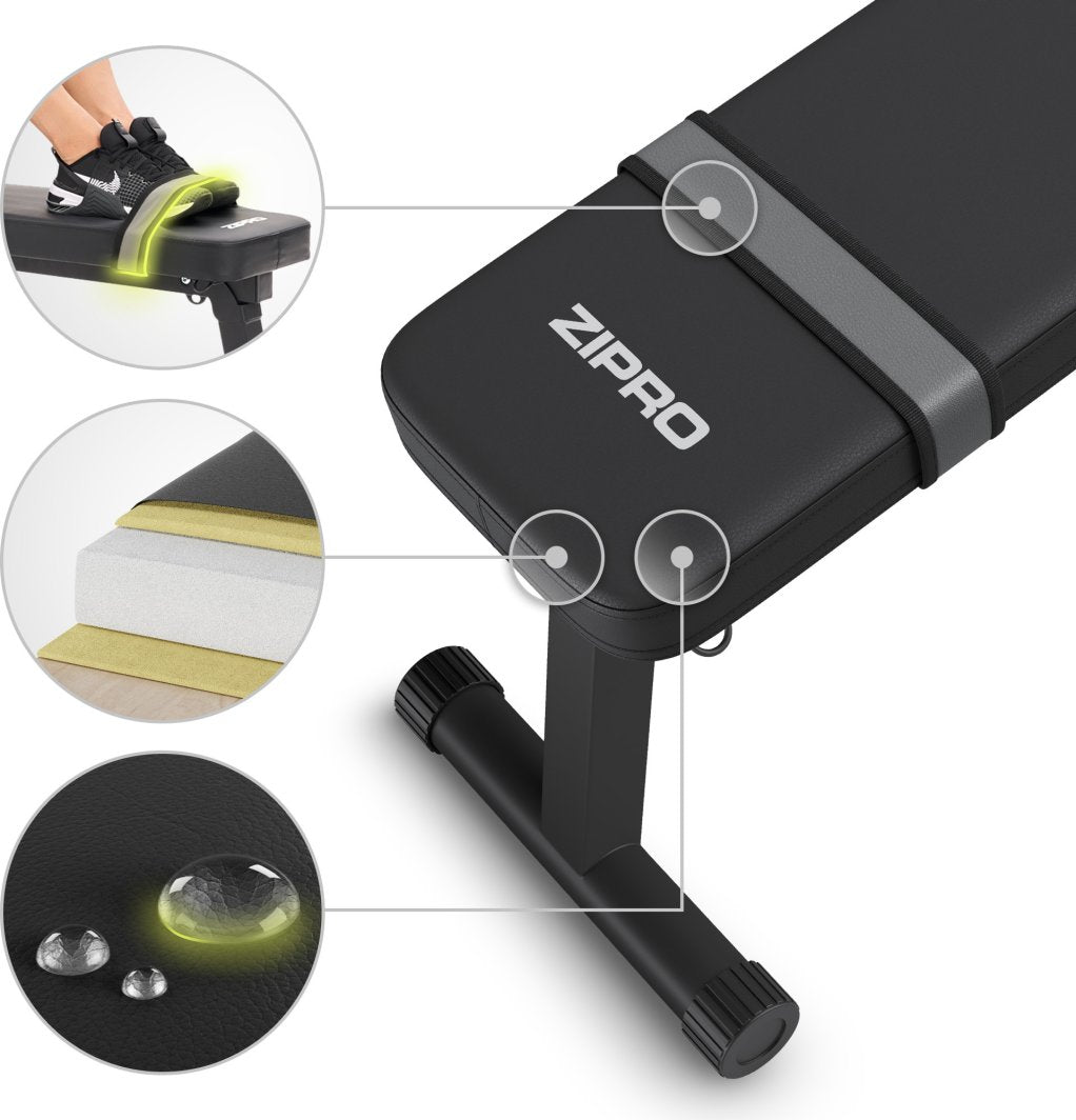 Treningsbenk i svart kunstskinn med ZIPRO-logo, polstret overflate, stabile ben og vannavstøtende materiale.