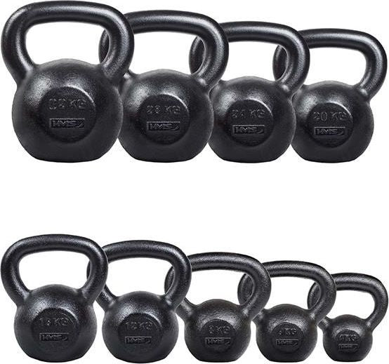 Kettlebells i sort støpejern, åtte stykker på rekke med preget logo og vektangivelse sett forfra.