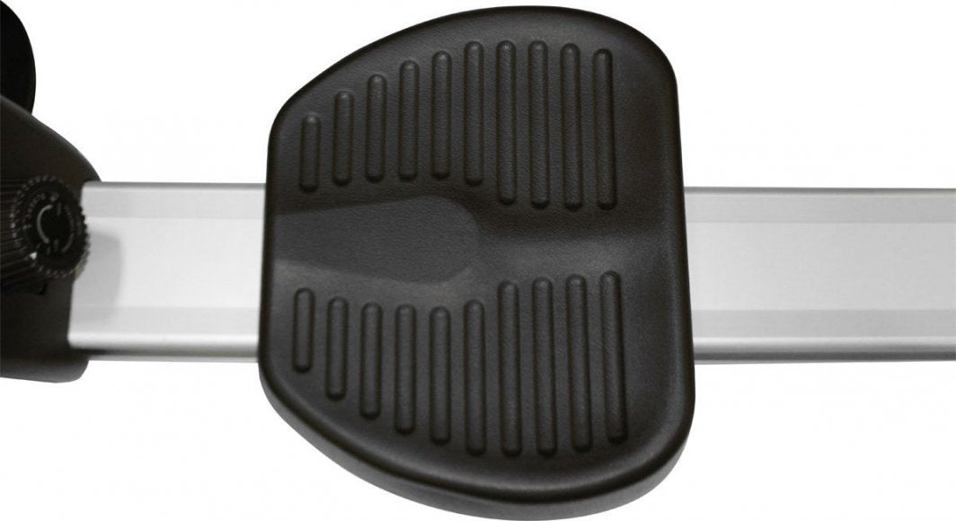 Romaskin med sort plastfotplate og riller, montert på sølvfarget metallskinne, sett ovenfra.