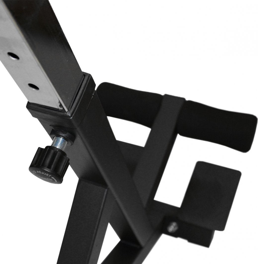 Ryggtrener med justerbar metallramme, sorte polstrede støtteflater og synlig justeringsskrue fra skrå vinkel.