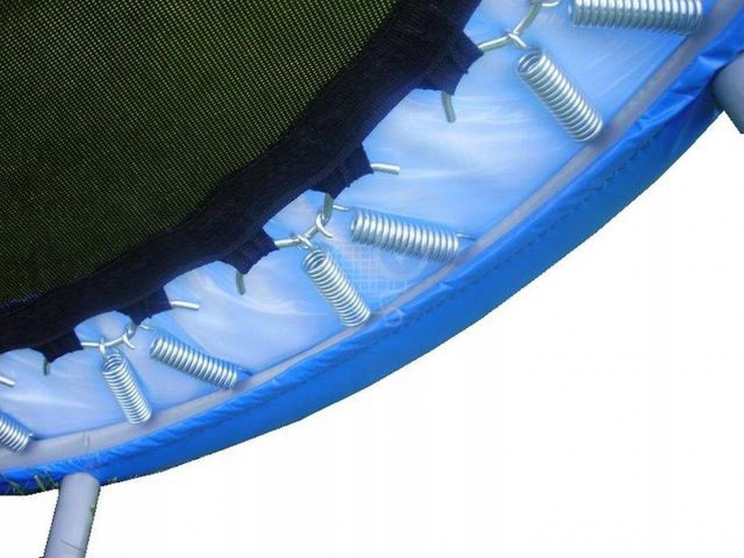 Liten Trampoline med sorte og blå materialer, metallfjærer og polstret kant, nærbilde av festemekanisme.