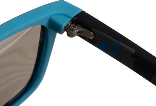 Solbriller Polarisert med blå innfatning, brun linse og sort stang med blått kamuflasjemønster, nærbilde av hengsel.