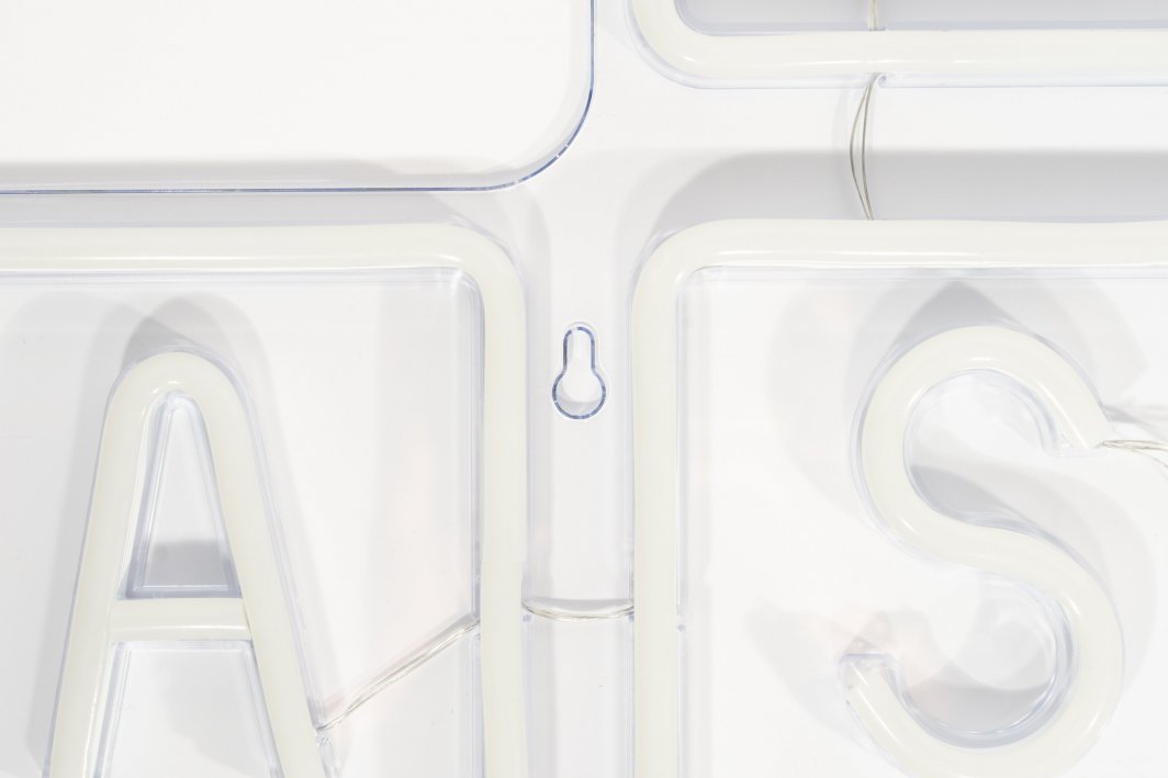 Løpebånd Neonskilt WASD Gaming med hvite plastrør og nøkkelhull for veggoppheng på hvit bakgrunn.