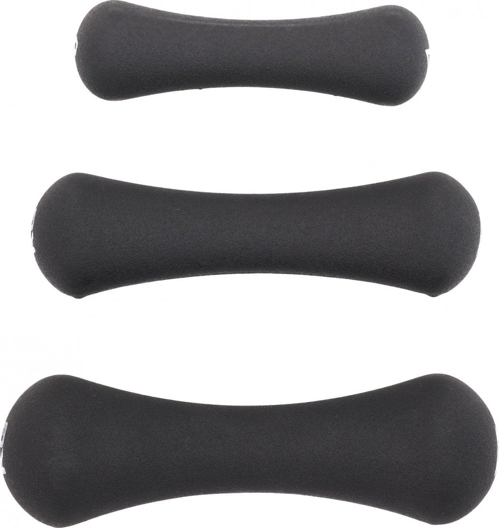 Manualer i tre ulike størrelser med sorte neoprenbelegg, sett ovenfra ved siden av hverandre på rad.