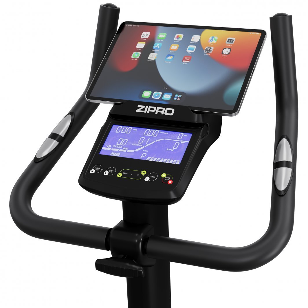 Spinningsykkel med sort konsoll, blå LCD-skjerm, tabletholder og puls-sensorer, sett forfra.