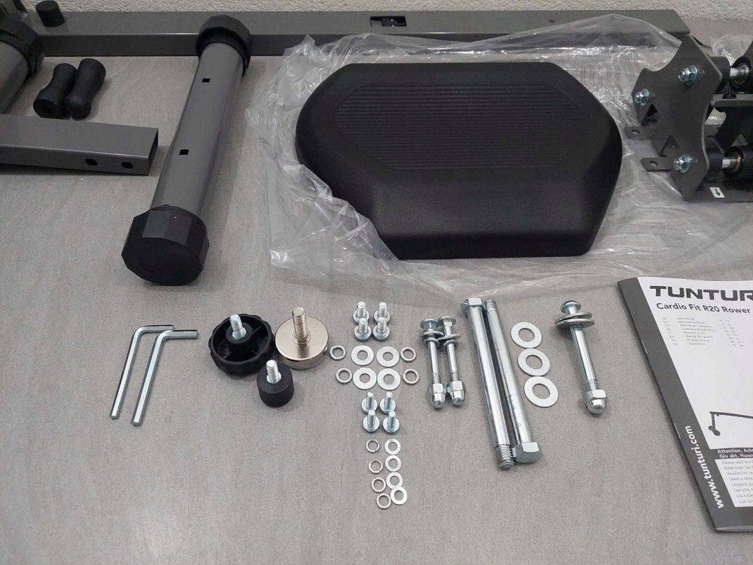 Romaskin Trening sortiment av bolter, skiver, umbrakonøkler, plastføtter og svart sete, sett ovenfra.