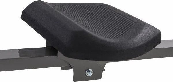 Romaskin Trening med sort trinnbrett i plast og metall, riflet overflate og synlige skruedetaljer fra siden.