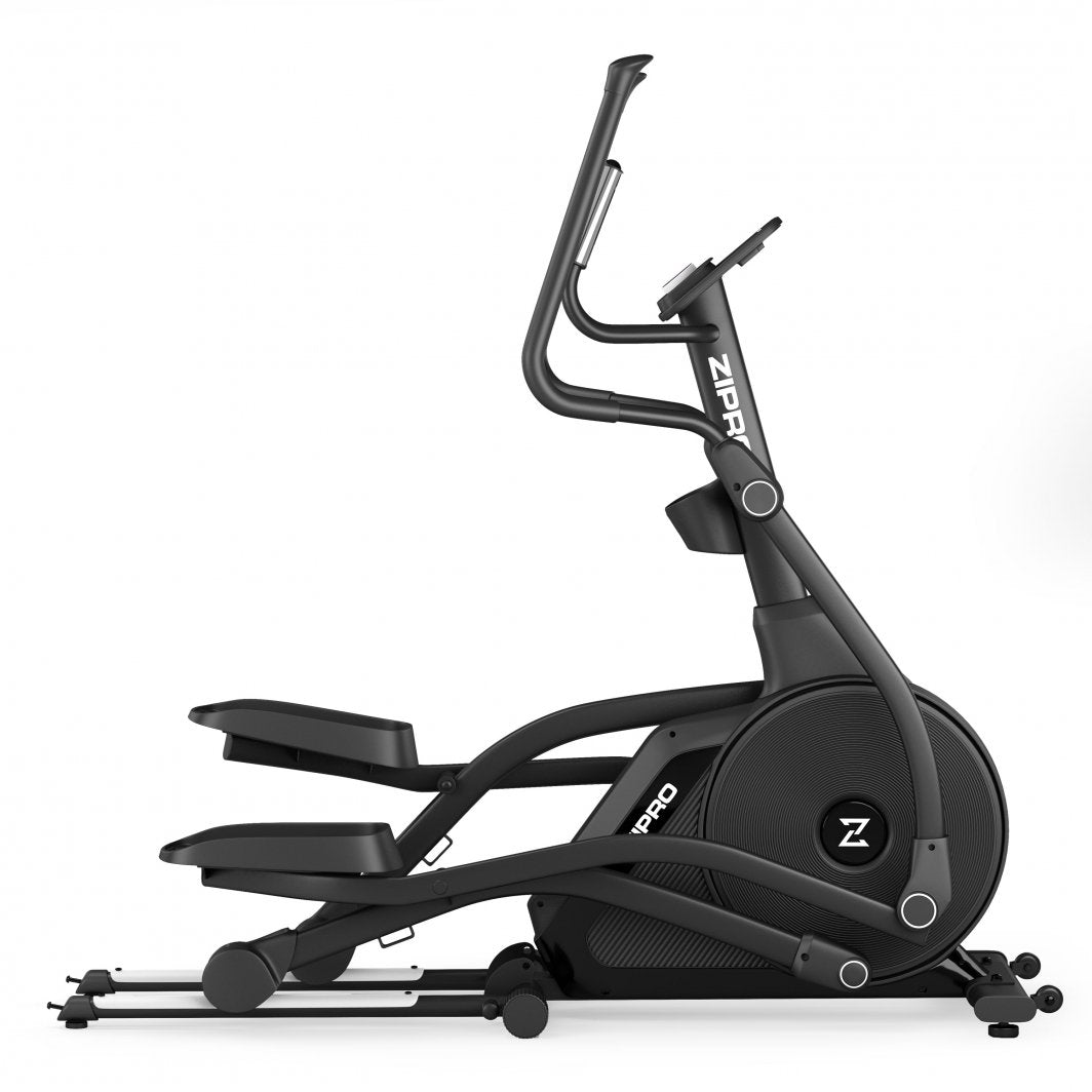 Crosstrainer sort modell med store fotplater, doble håndtak og synlig svinghjul, sett fra siden.