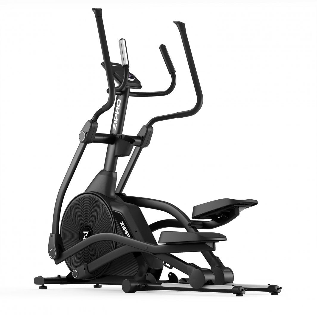 Orbitrek ellipsemaskin i sort metall og plast med bevegelige håndtak, store fotplater og synlig display.