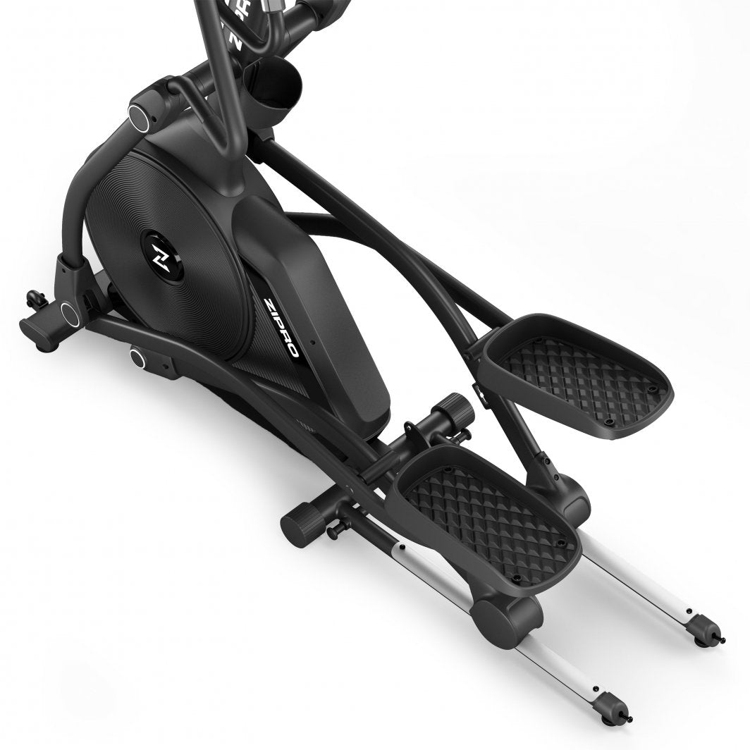 Crosstrainer i sort metall og plast, sett skrått ovenfra, med store mønstrede fotplater og bevegelige stenger foran.