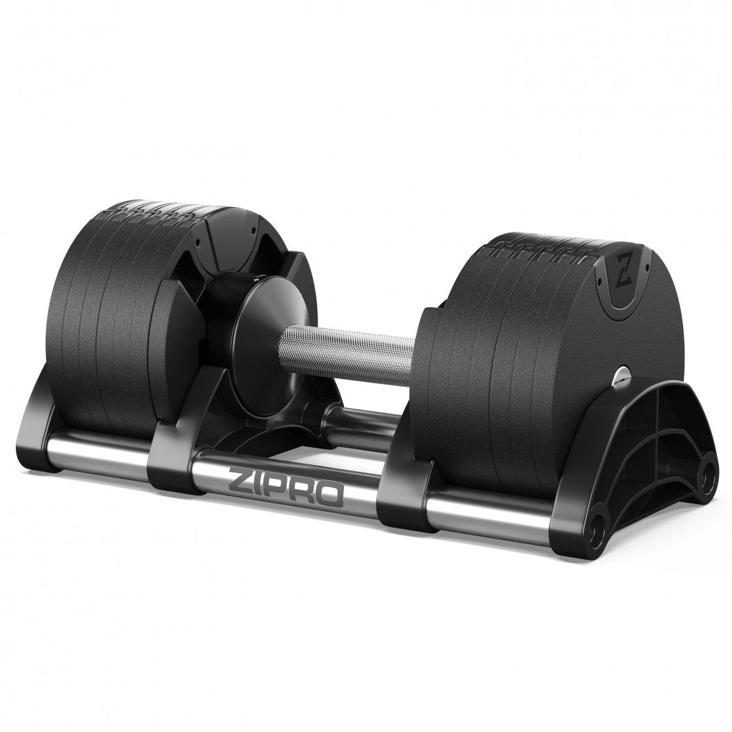 Justerbar Hantel i svart og sølv metall på stativ med ZIPRO-logo, sett fra skrå vinkel, viser gripeflate og vektplater.