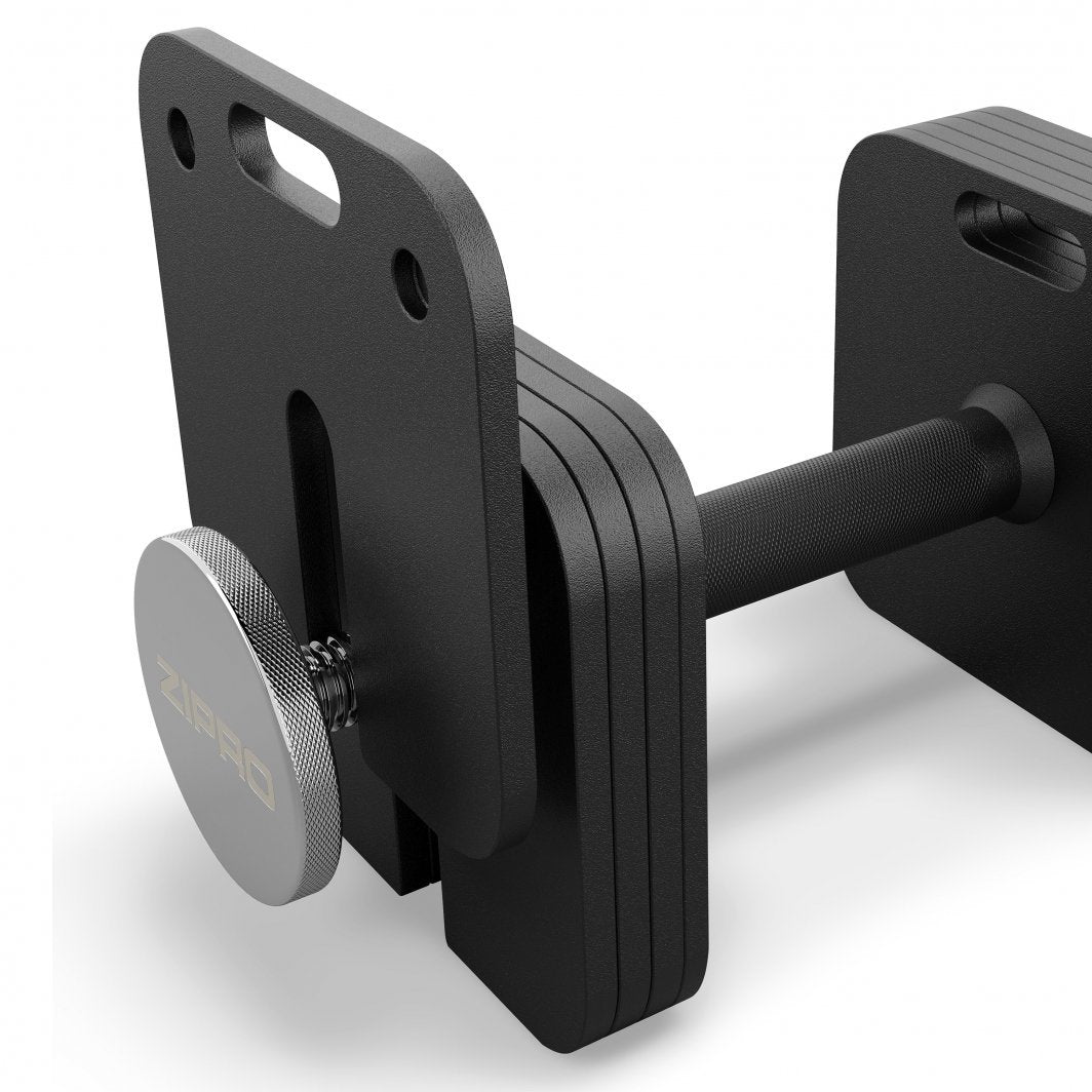 Vektplater i sort metall på justerbar manual med sølvfarget lås og rillet håndtak, sett fra skrå vinkel.